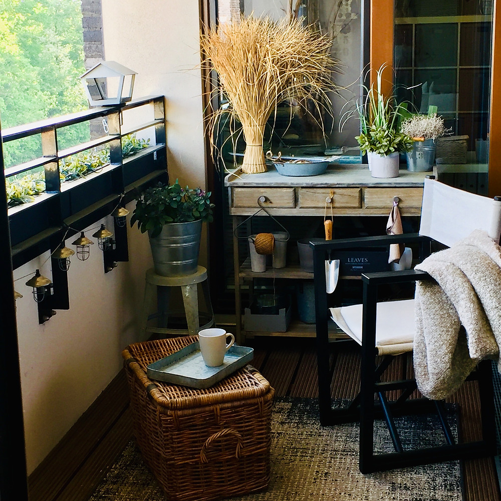 Balkon Terrasse Regiestuhl Teppich gemütlich Pflanztisch Zink Lichterkette