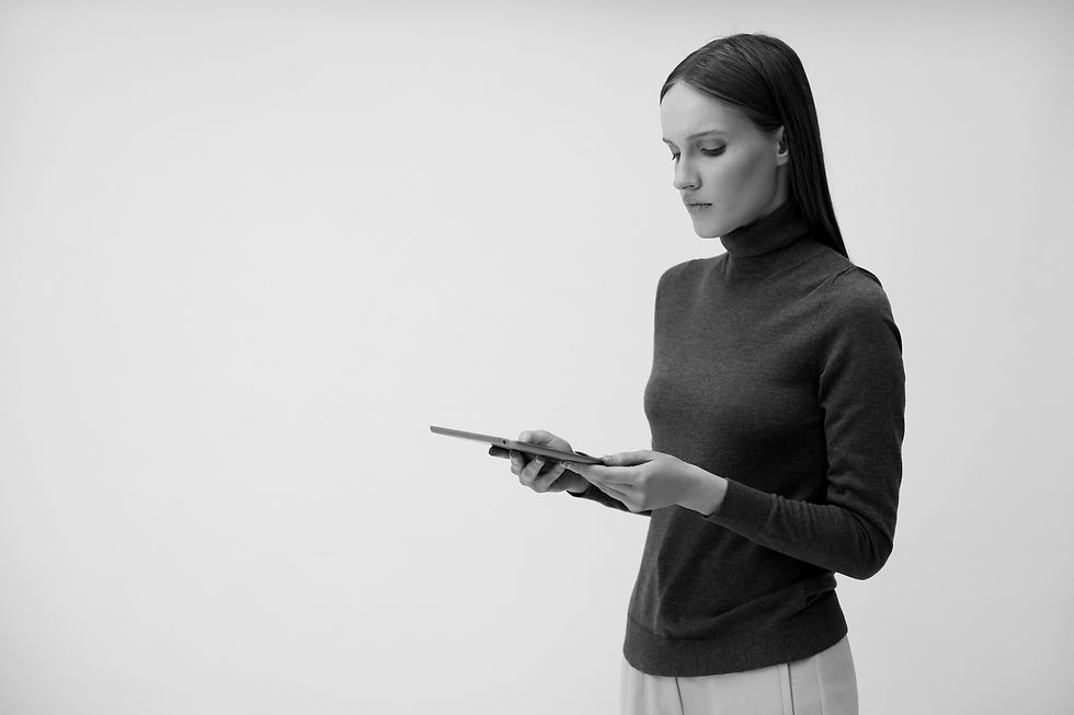 Femme tenant une tablette