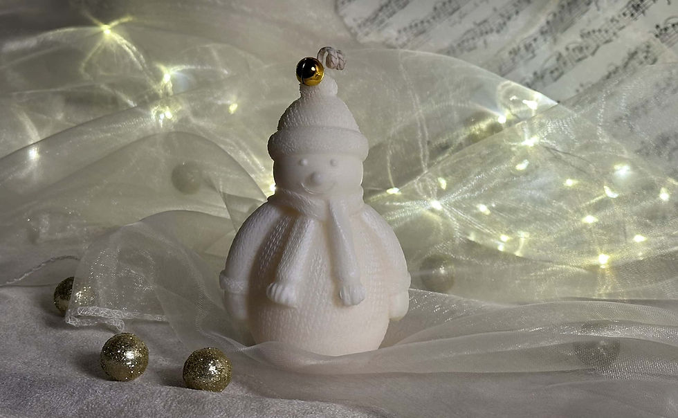Candela profumata artigianale a forma di Pupazzo di Neve Grande colata a mano in cera di soia Bio ed essenze naturali