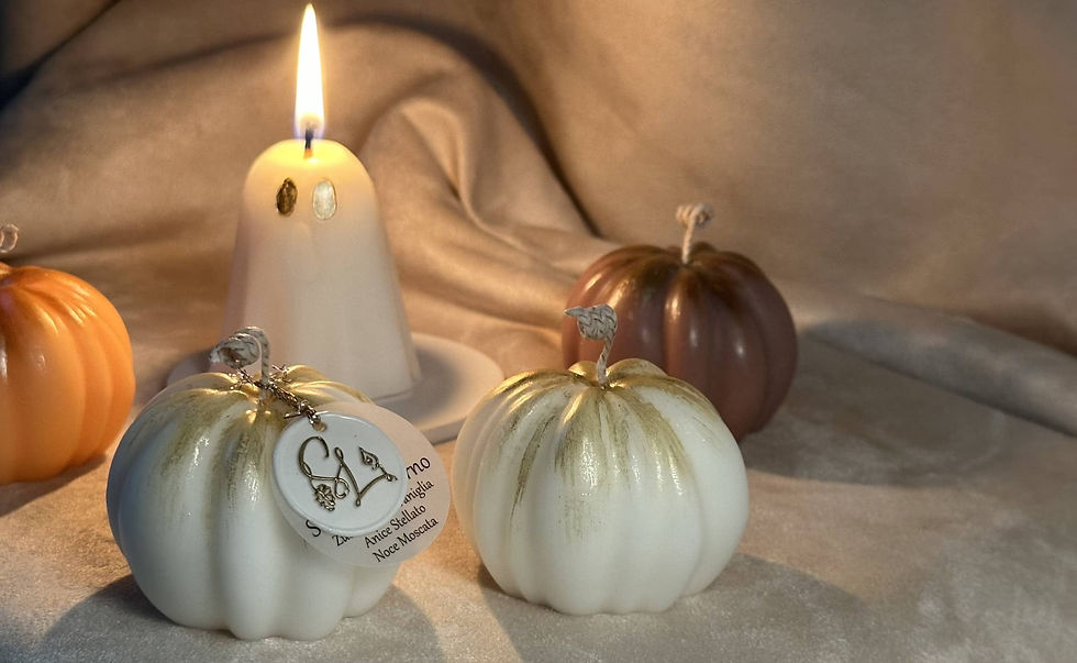 Candela profumata artigianale a forma di Zucca di Halloween colata a mano in cera di soia Bio ed essenze naturali certificate