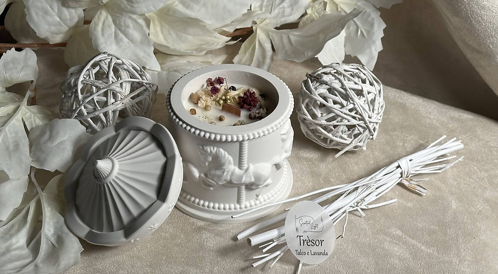 Candela profumata artigianale in cera di soia Bio in contenitore di porcellana biscuit a forma di Giostrina con coperchio