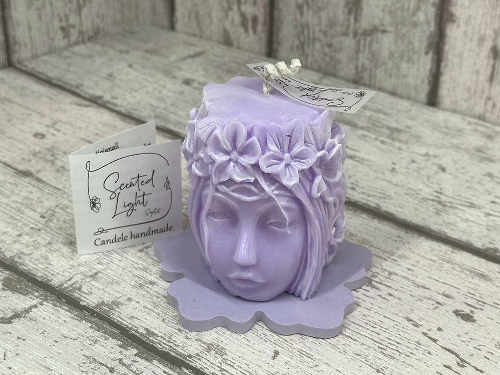 Candela profumata artigianale a forma di Geisha, colata a mano in cera di soia Bio ed essenze naturali certificate