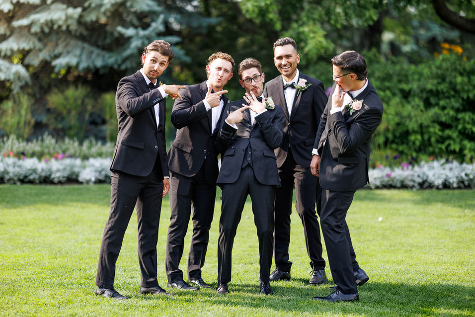 Calgary Wedding Photographer | Park Photo | Calgary Zoo Wedding