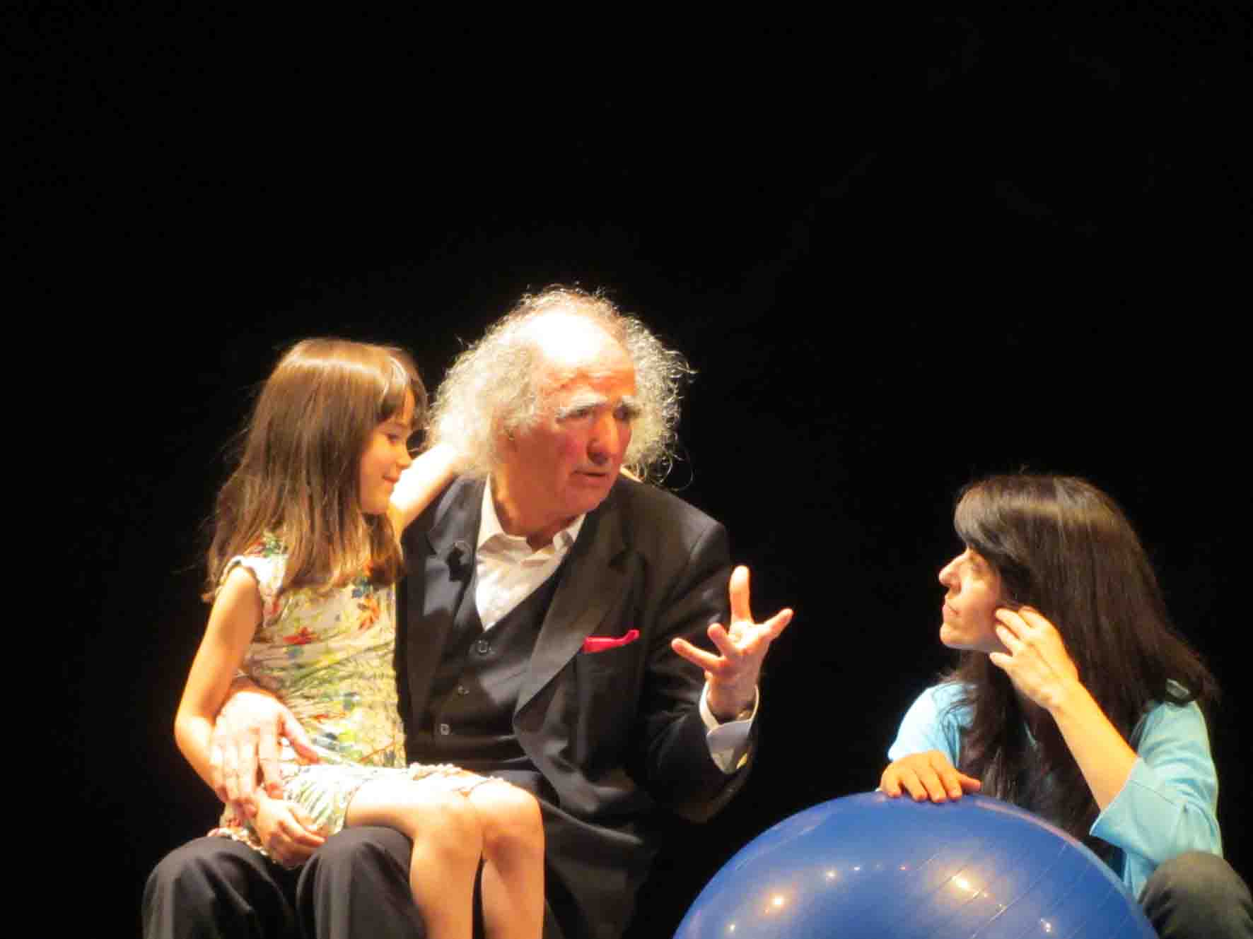 L'ISOLA CHE NON C'E' regia Ivana Ferri nella foto Vittorino Andreoli con Patrizia Pozzi e la piccola