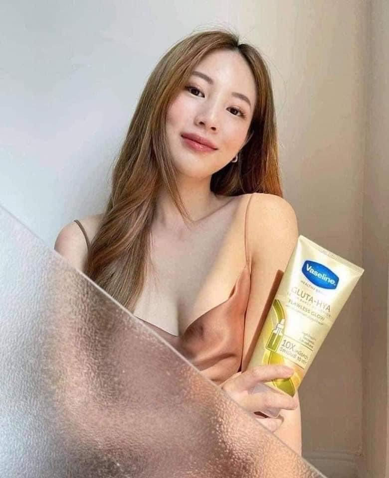 Thumbnail: Vaseline Healthy Bright Gluta-Hya Serum Burst UV Lotion Flawless Glow GOLD 300ml