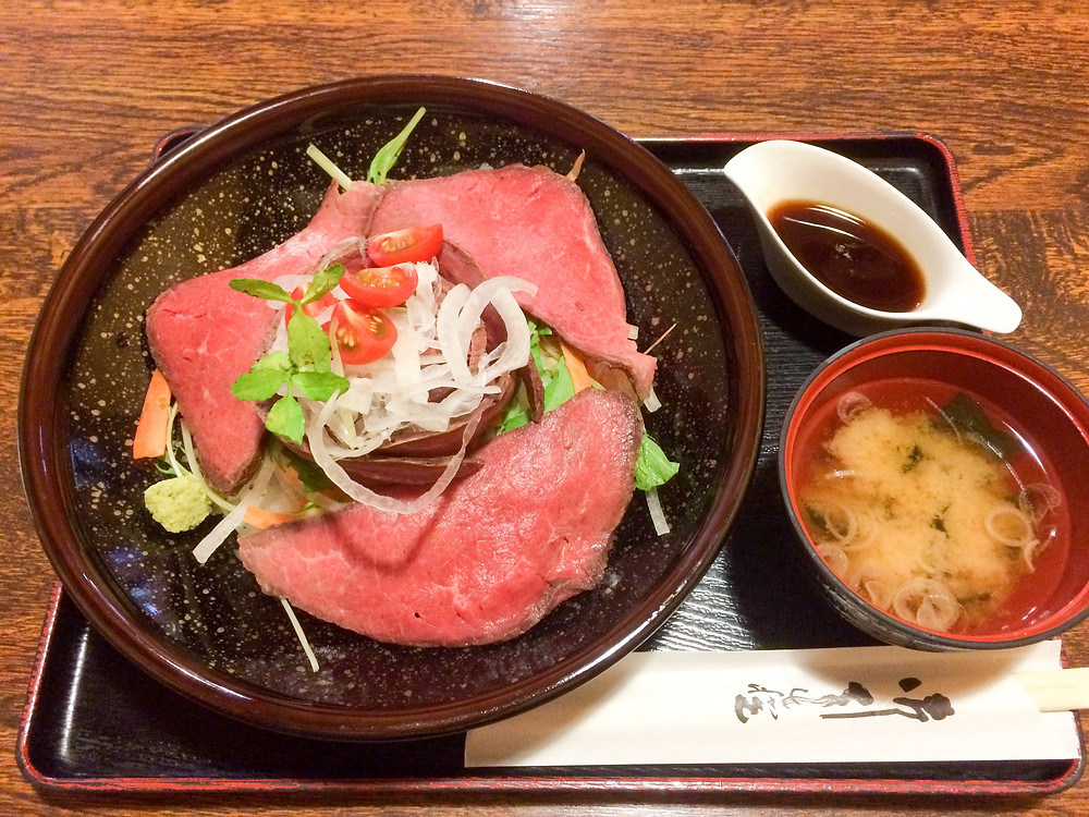 7月の平日限定ランチメニュー、ローストビーフ丼