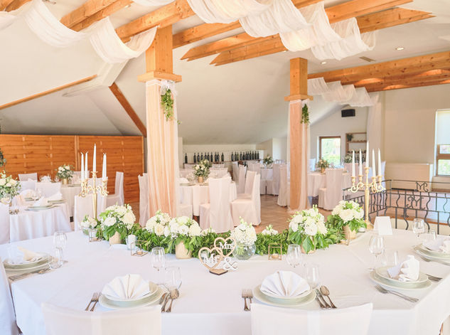 Prostrana sala restorana Mamica uređena za svadbenu večeru
