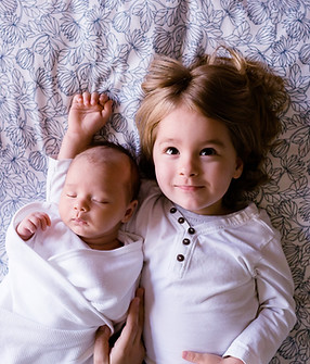 Uma criança e um bebê