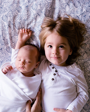 Uma criança e um bebê