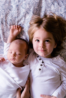 Un enfant en bas âge et un bébé