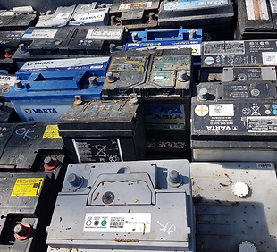 Akkumulatorer og bilbatterier skrot