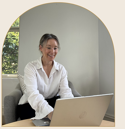 Website Bee coaching computer dark shell background.png