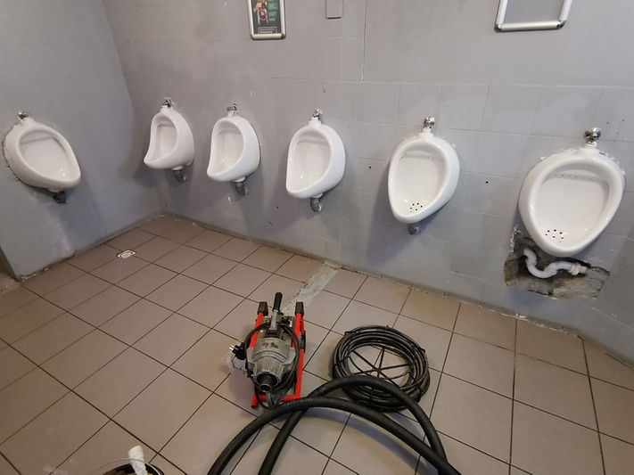 PISOÁRY A STROJ