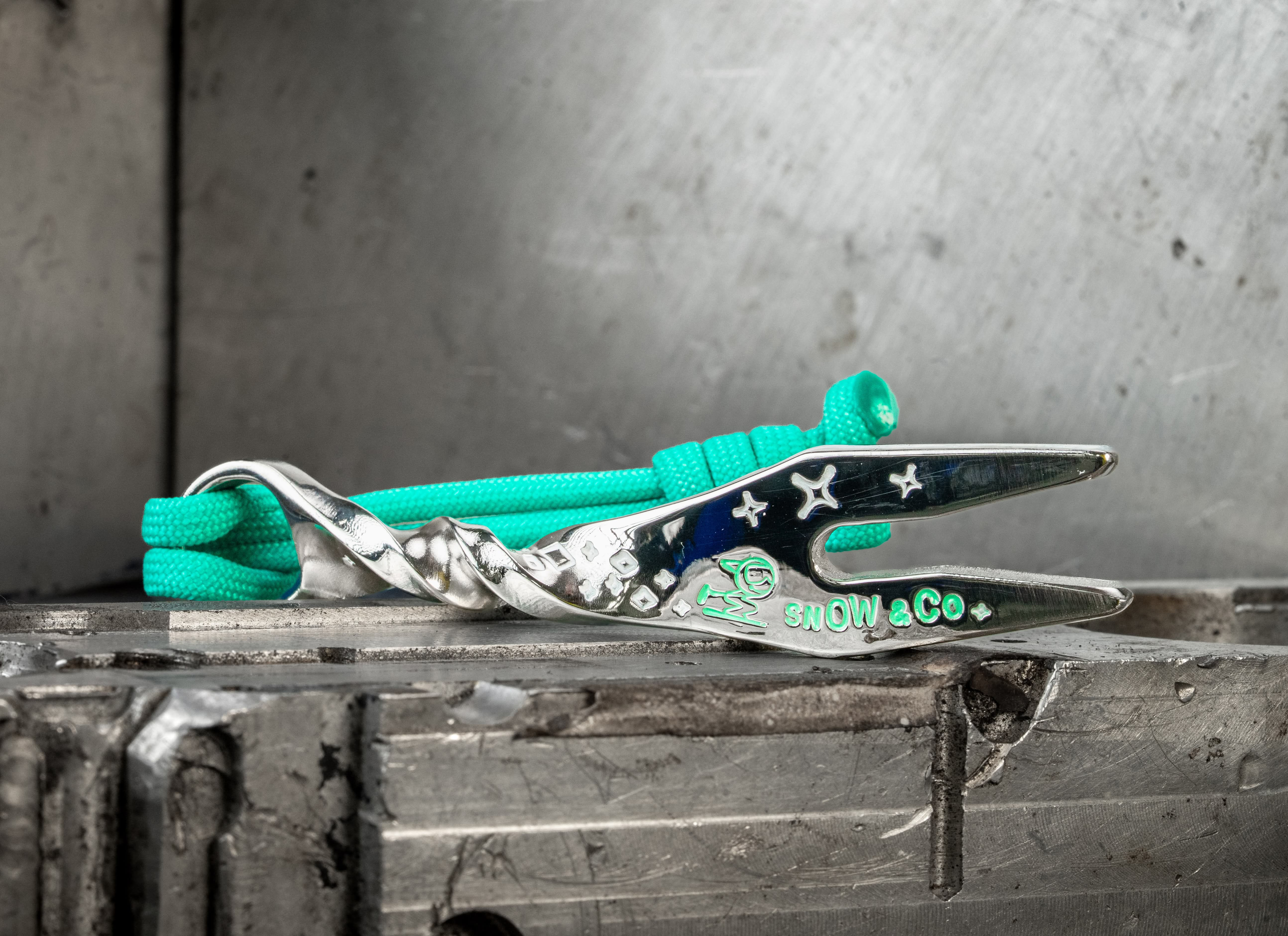 Snow & Co. Double Twist Dual Prong Divot Tool