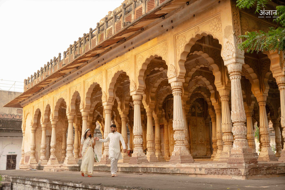 Pre-wedding couple at Maha Mandir sandstone architecture