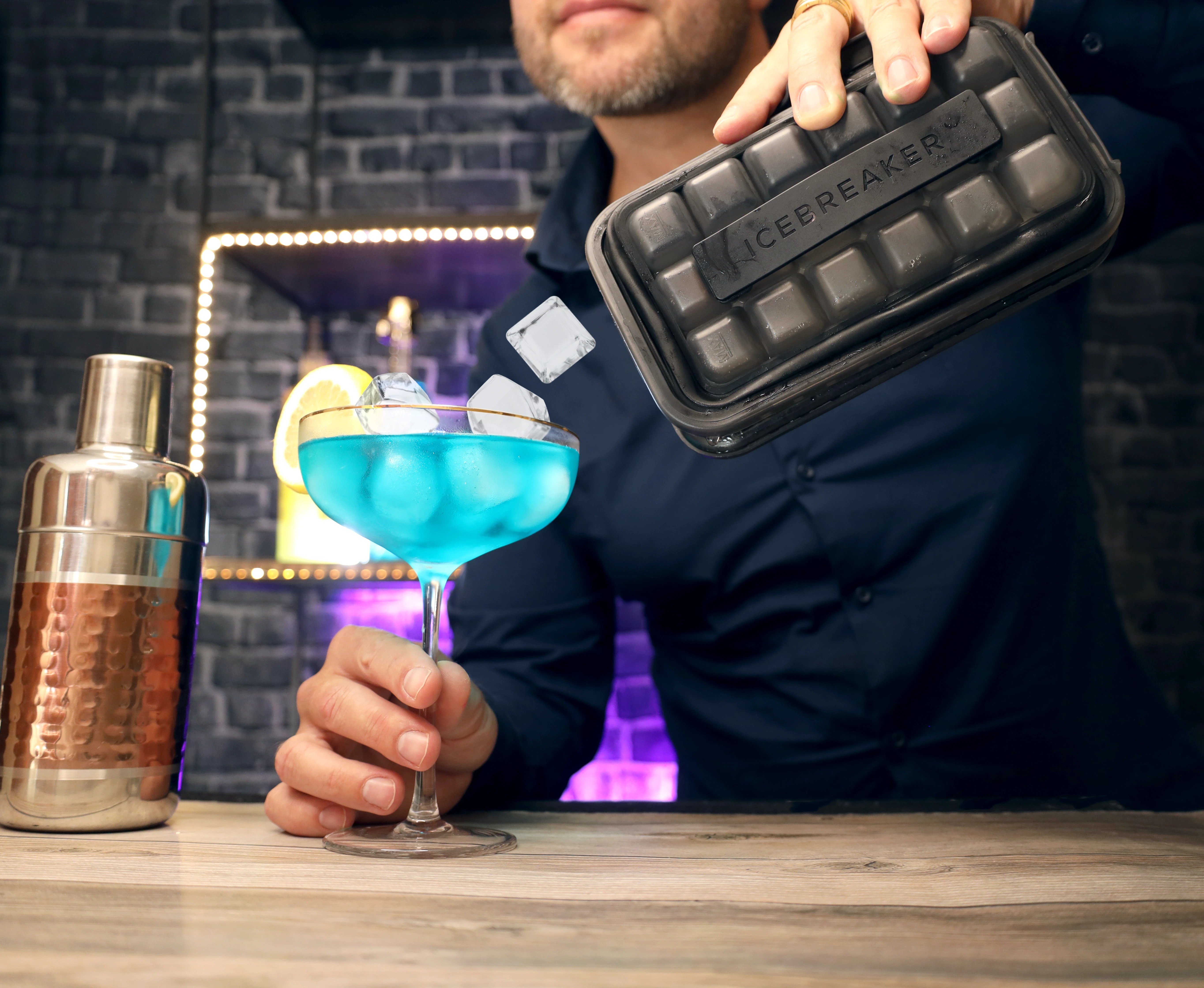 Icebreaker 4-in-1 Ice Maker – Hygienisches Eiswürfeln ohne Handkontakt, ideal für moderne Haushalte