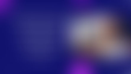 Diretor industrial analisa relatório com indicadores de marketing, ilustrando retorno sobre investimento no setor B2B