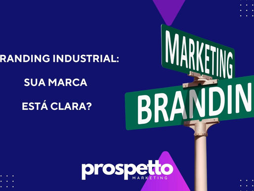 Profissional analisa elementos visuais e posicionamento estratégico de uma marca industrial em tela, com foco em clareza e coerência de branding