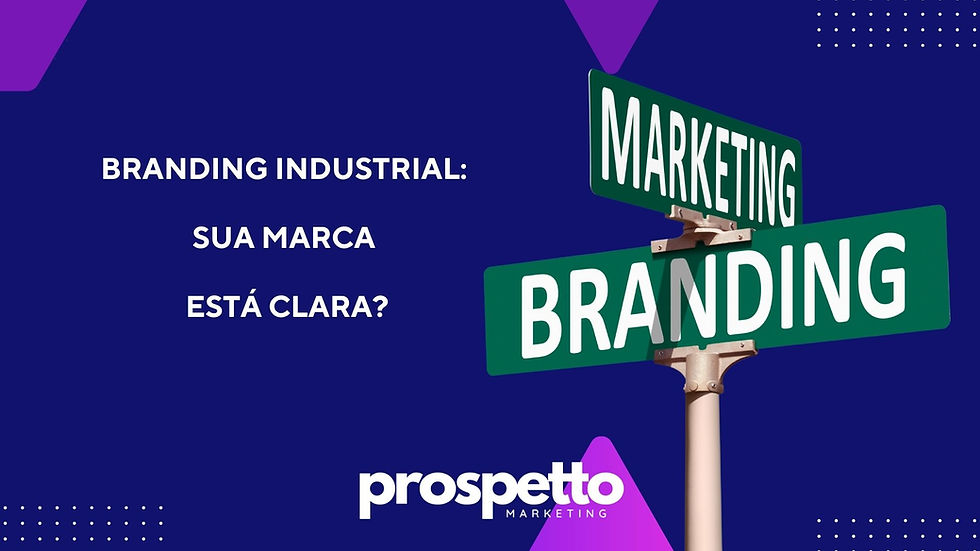 Profissional analisa elementos visuais e posicionamento estratégico de uma marca industrial em tela, com foco em clareza e coerência de branding