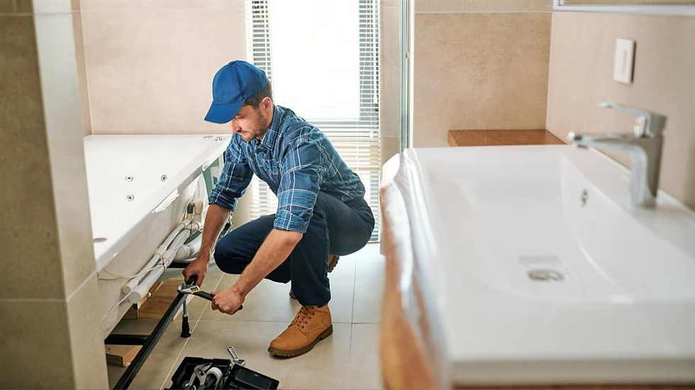 Opravář, který dělá podlahu v koupelně