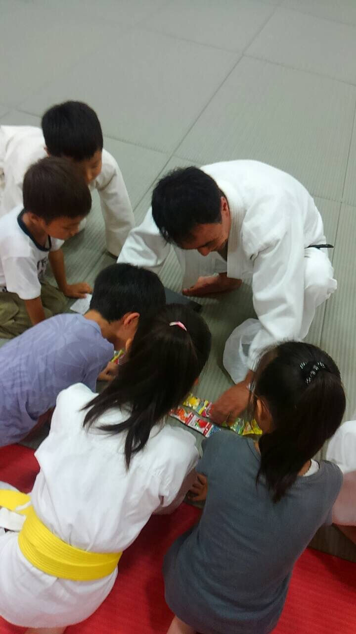 夏休み合気道体験会の最終日に、お楽しみのお菓子を配るU氏