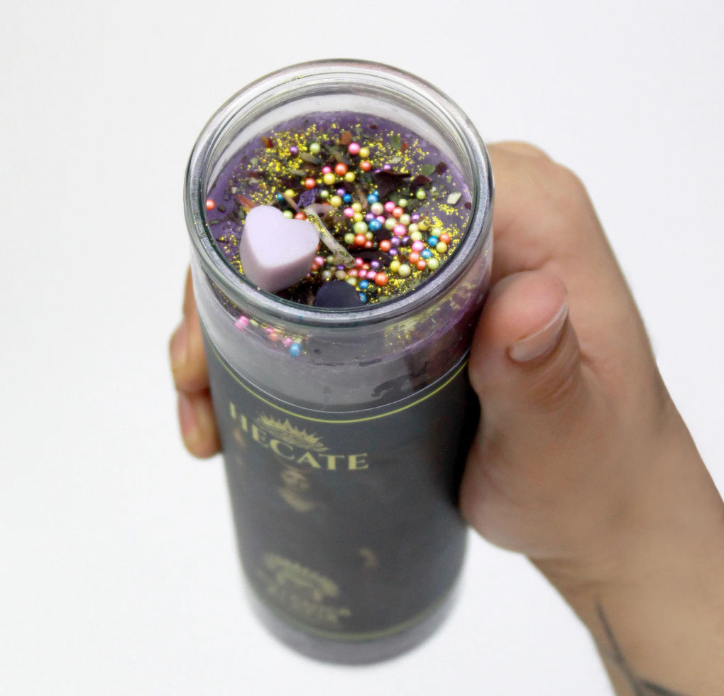 Veladora aromática inspirada en la diosa Hécate, hecha a mano en Los Ángeles.