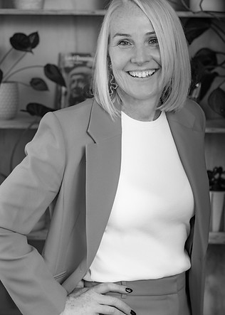 Naomi solo - black and white.jpg