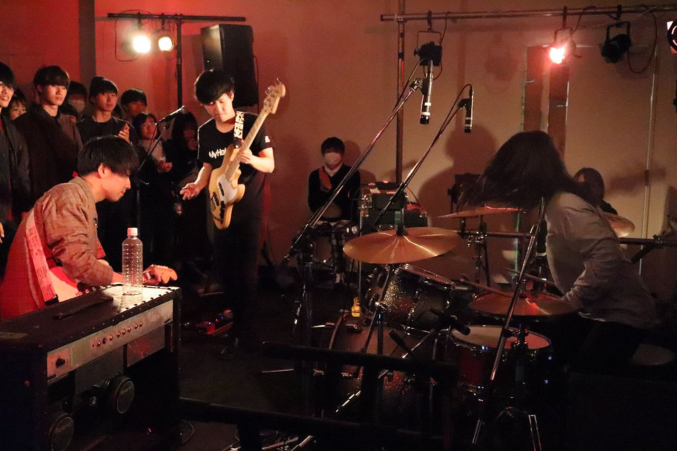 教室ライブのトリ、ファミレ2年生純粋バンド、My Hair is Badのコピー「My Faice is Enon」