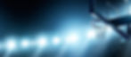 Basketballarena mit Flutlicht.