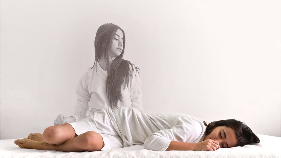 Sentia alguém me observando e depois se sentando ao meu lado ...