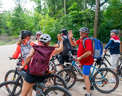 Een groep volwassenen tijdens een Meet5-bijeenkomst tijdens een vrijetijdsactiviteit