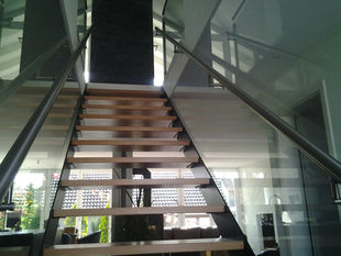 Treppe mit Glasgeländer 