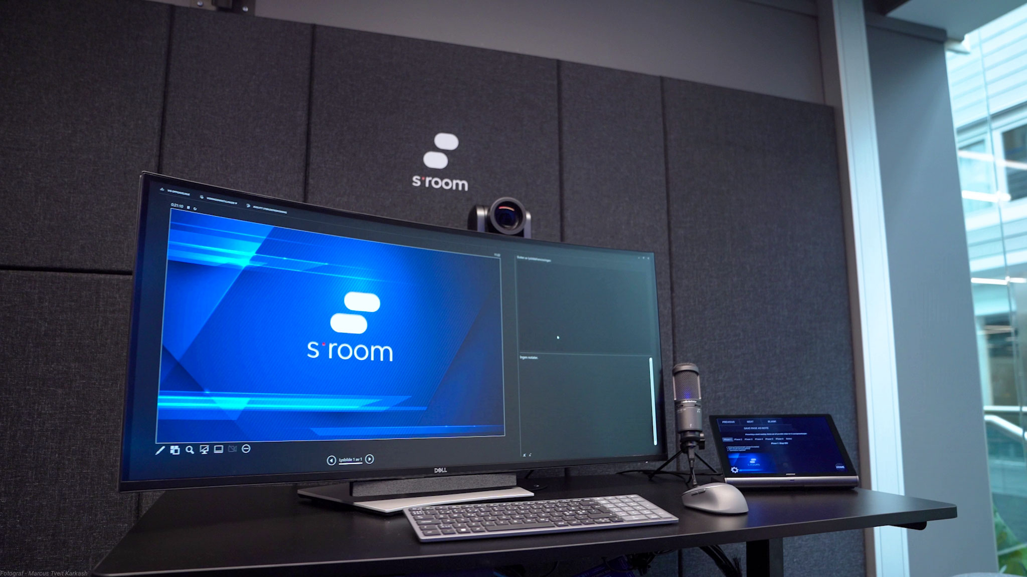Digitalt S-Room-møterom med skjermer og videokonferanseutstyr.