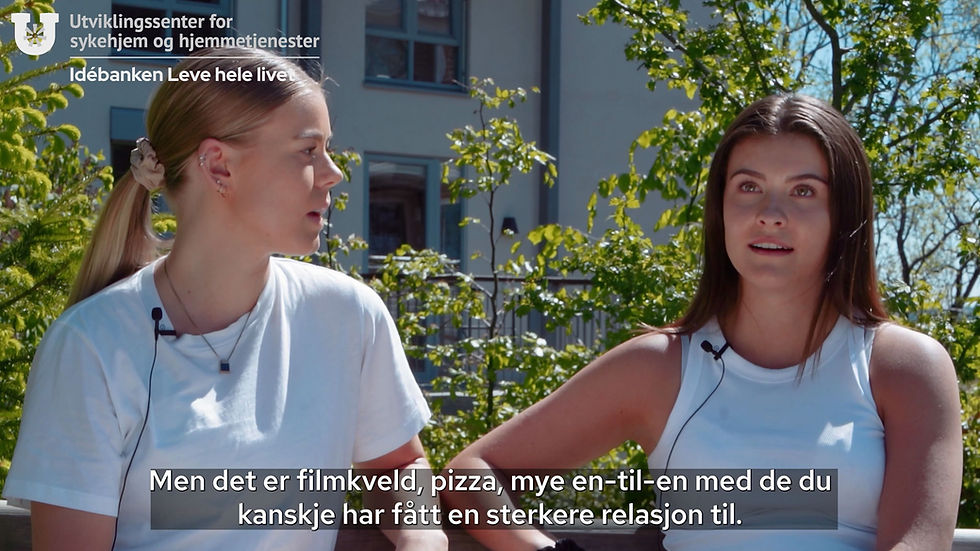 To unge kvinner i hvite topper snakker ute foran et bygg, med logo og norsk tekst fra Utviklingssenteret.