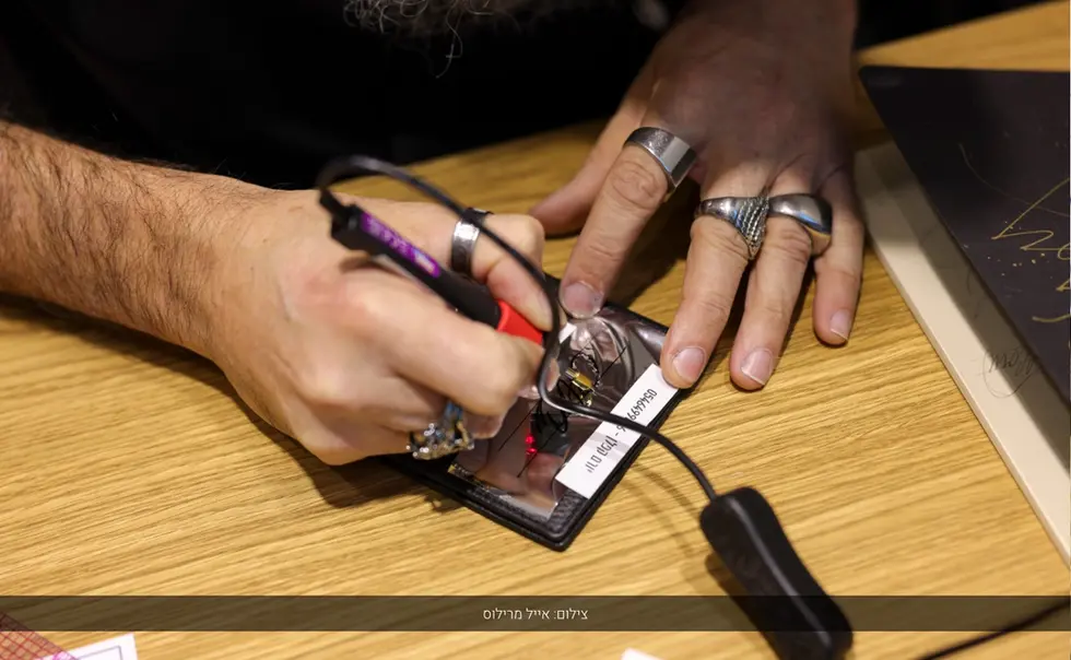 תהליך הטבעת פויל בהתאמה אישית על כיסוי יוקרתי לדרכון של Samsonite במהלך אירוע IMPRESS LOUNGE