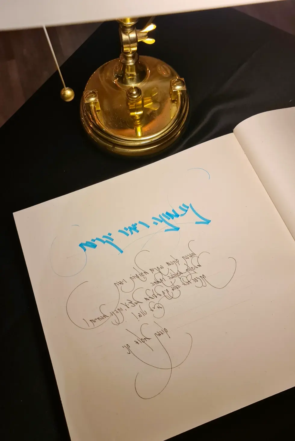 דף מתוך ספר אורחים בחתונה יוקרתית במרכז ובו ברכה בכתב יד קליגרפי מאת יורם קפלן