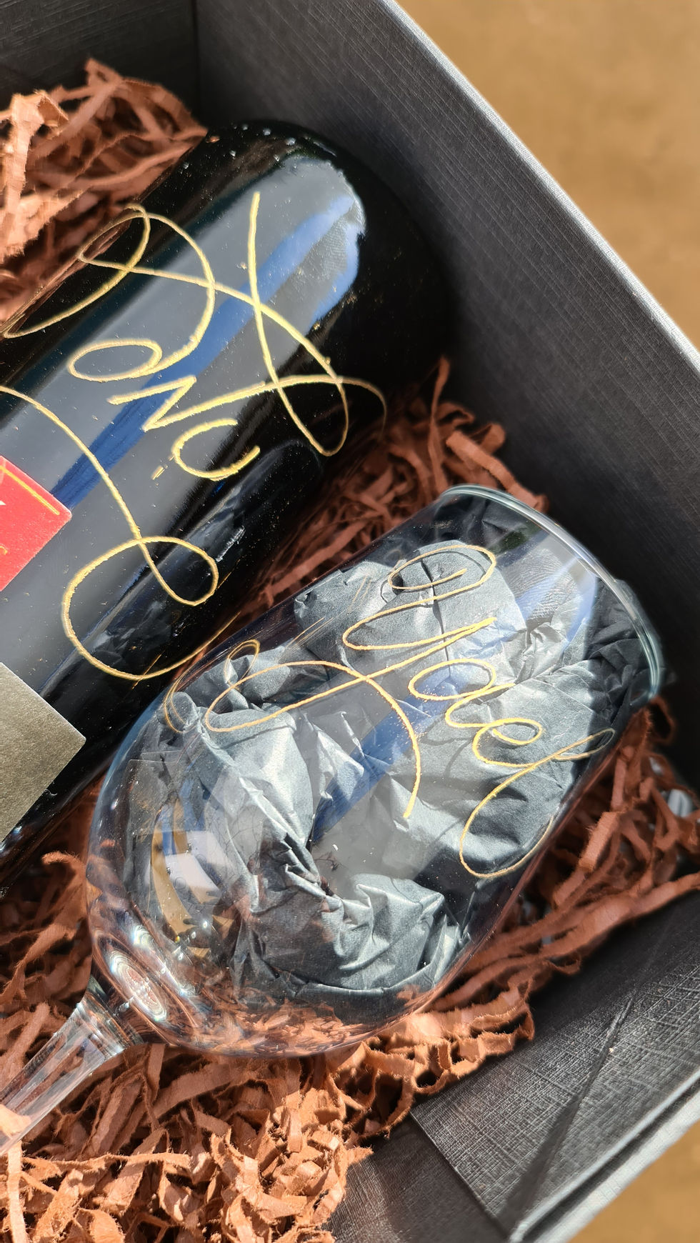 בקבוק משקה וכוס יין עם חריטה אישית, ידנית, והזהבה, בתוך קופסא - יורם קפלן