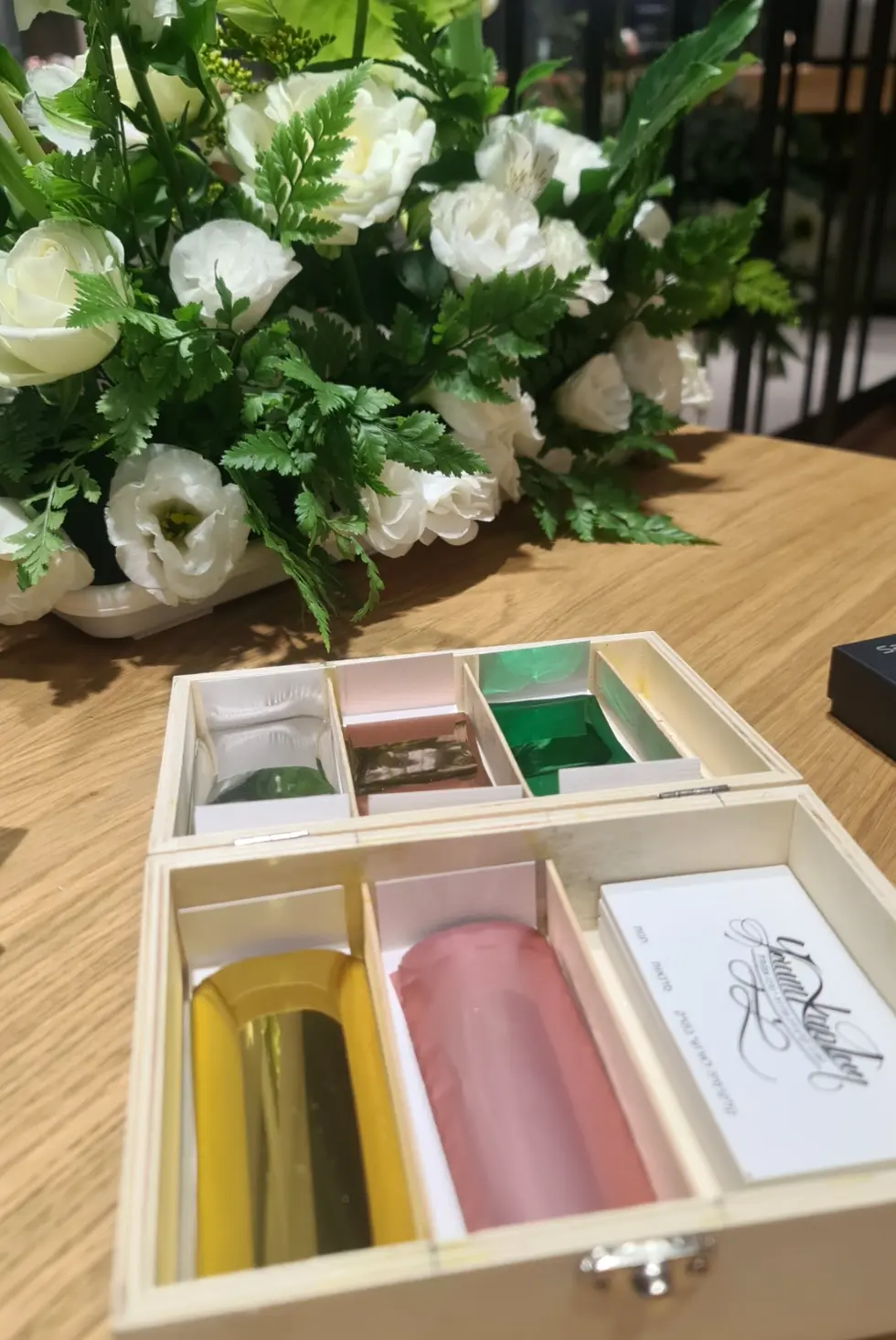 ערכות מתנה יוקרתיות עם כיסויי דרכון של Samsonite בהטבעת פויל בהתאמה אישית, פרסונליזציה לאירוע IMPRESS LOUNGE