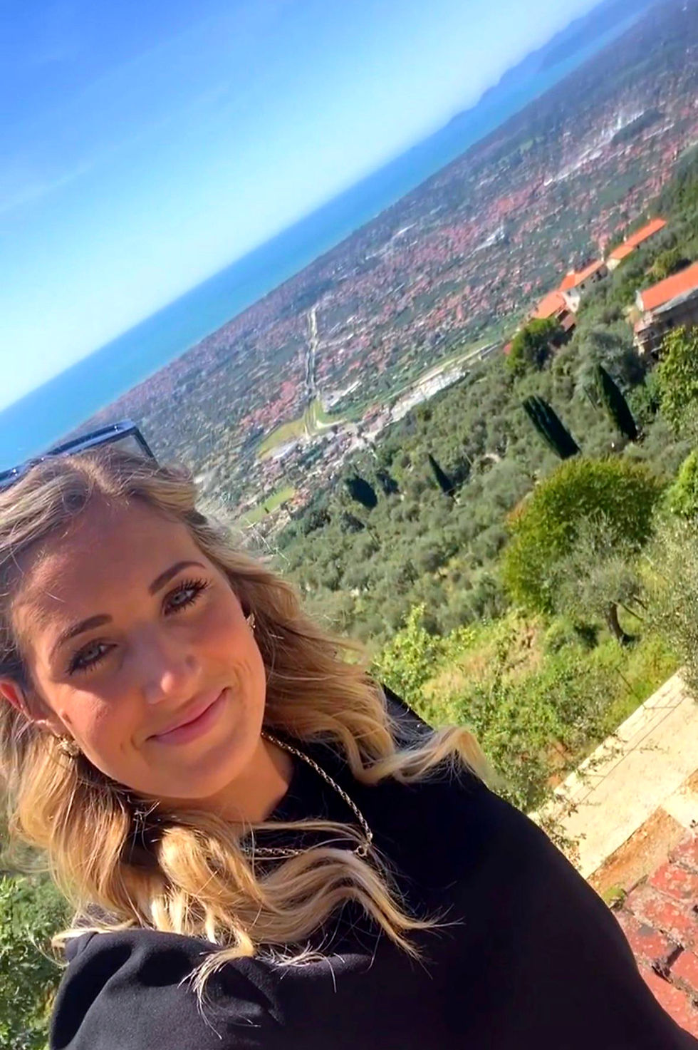 Fiona in Camaiore macht Selfie mit wunderschönem Hintergrund von Lido di Camaiore in Versilia Toskana