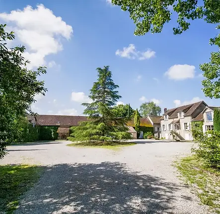 Photo de la cour de la Ferme du couvent - Lieu de réception de mariage en Seine-et-Marne