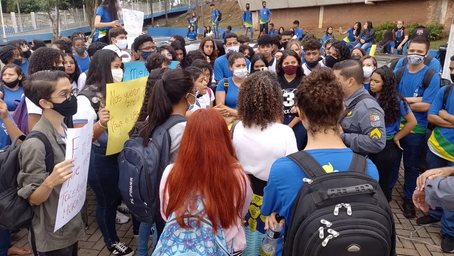 Alunos protestam contra rigidez imposta pela direção sobre horário de entrada em escola de Cuiabá