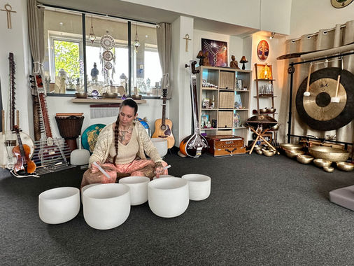 Mankind coach Sharon in Brunssum Limburg is healer in kundalini activatie, sound healer, reiki, acces bars en soul body fusion.