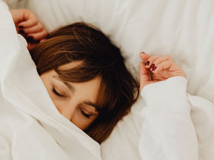 Cum influențează somnul aspectul pielii: Legătura dintre odihnă și regenerare