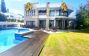 A particularly luxurious 12-room villa in Herzliya Pituach