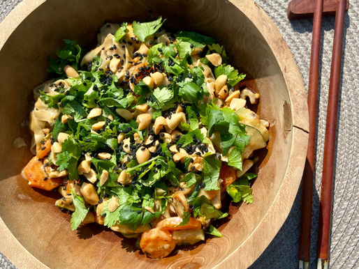 Rezept des Monats September: Reisnudel Bowl mit Erdnusssoße