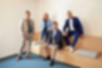 Das C-Level Team von ready2order posiert für ein Foto in ihrem Büro