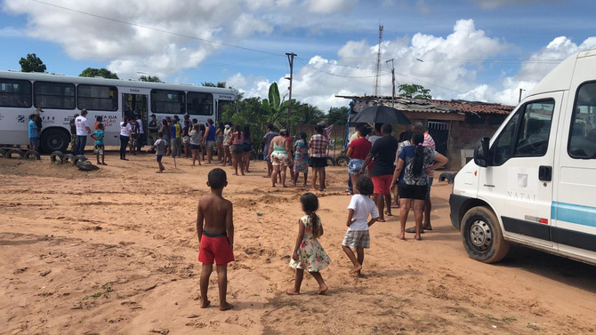 Busão Solidário do Seturn entrega cestas básicas à colônia de pescadores de Natal