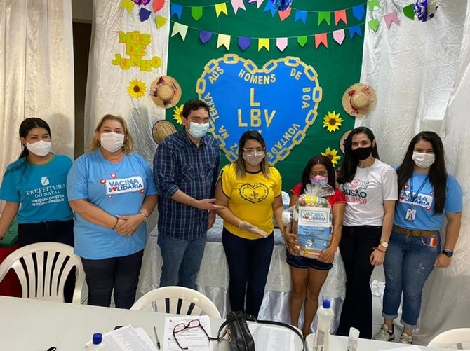 Famílias acompanhadas pela Legião da Boa Vontade (LBV) recebem cestas e kits de limpeza e higiene pe