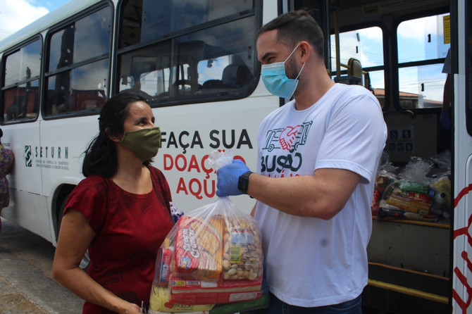 Busão Solidário do Seturn/NatalCard ultrapassa 8 mil cestas básicas chegando a 145 toneladas de alim