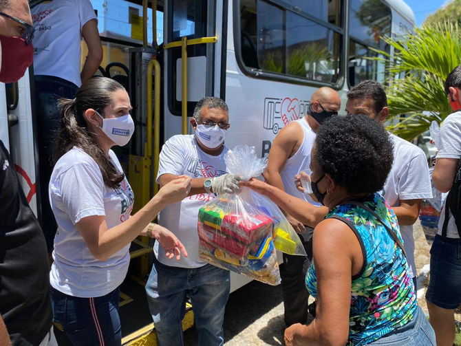 Busão Solidário do Seturn/NatalCard faz doação de 200 quilos de alimentos para comunidade na Zona No